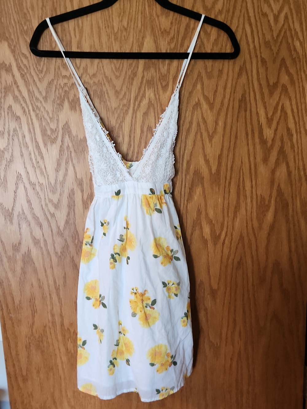 Forever 21 Cream and White Floral Tank, Size Small